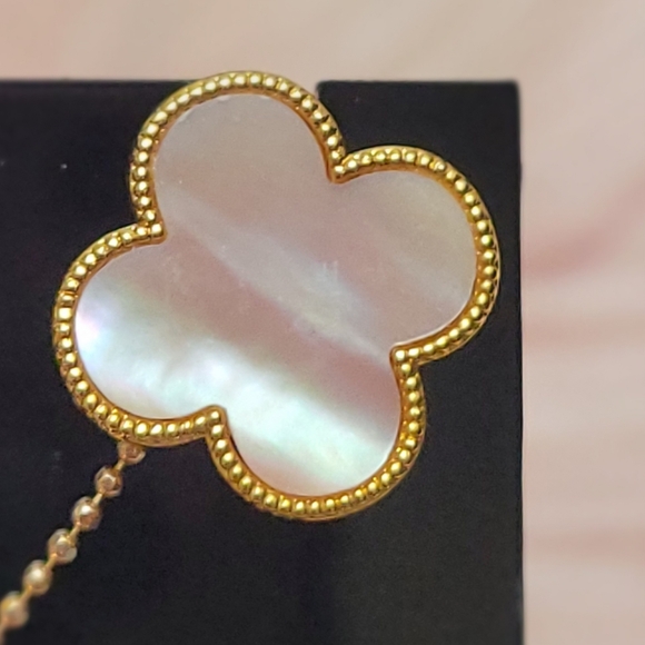 Set of Clover Earrings and Pendant only, Mother of Pearl Pinkish Tone 18K - Picture 9 of 14